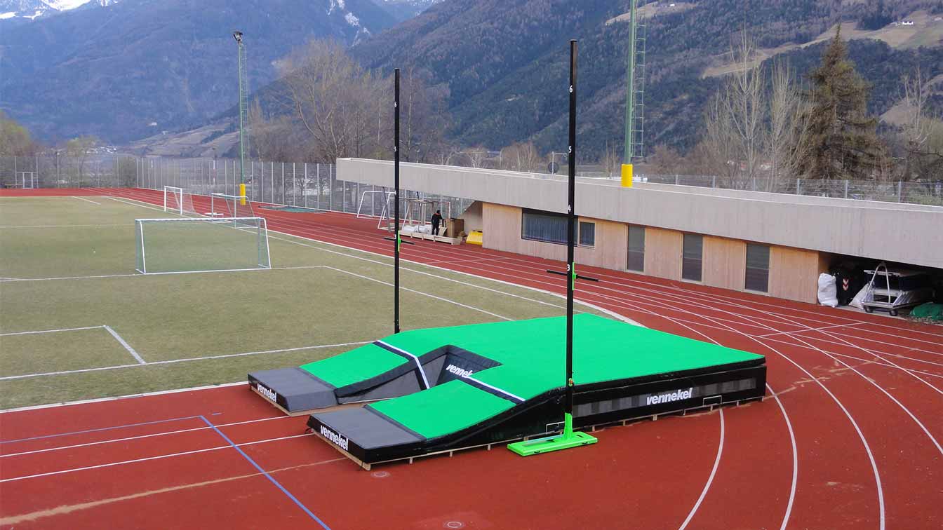 Vennekel Stabhochsprungmatte in einem Leichtathletikstadion in Südtirol